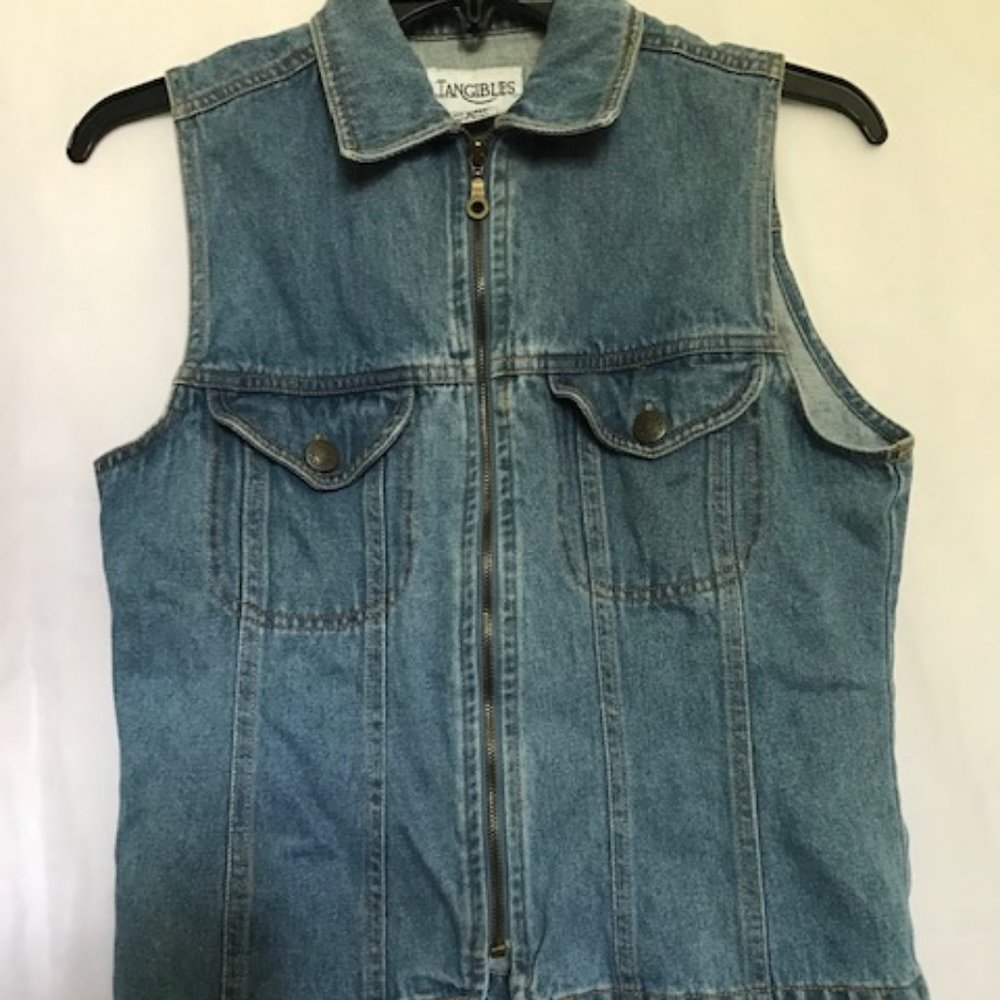 No sleeve jean jacket, really cute